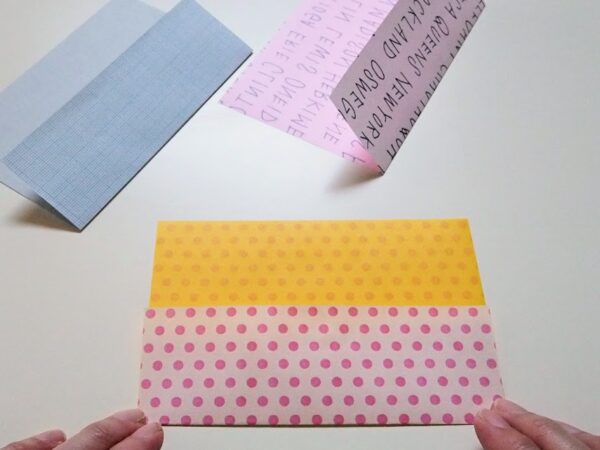 折り紙3枚で完成するポケット付き紙ものファイルの作り方