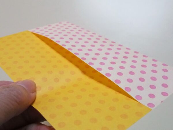 折り紙3枚で完成するポケット付き紙ものファイルの作り方