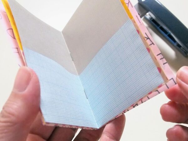 折り紙3枚で完成するポケット付き紙ものファイルの作り方