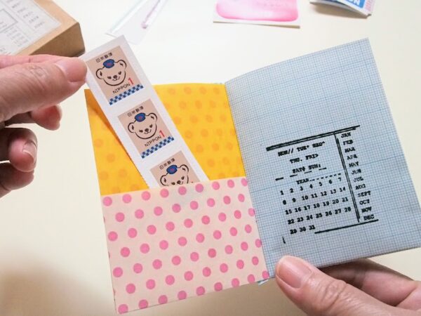 折り紙3枚で作った紙ものファイルに1円切手を収納