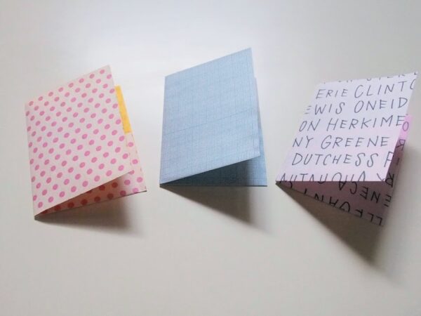 折り紙3枚で完成するポケット付き紙ものファイルの作り方