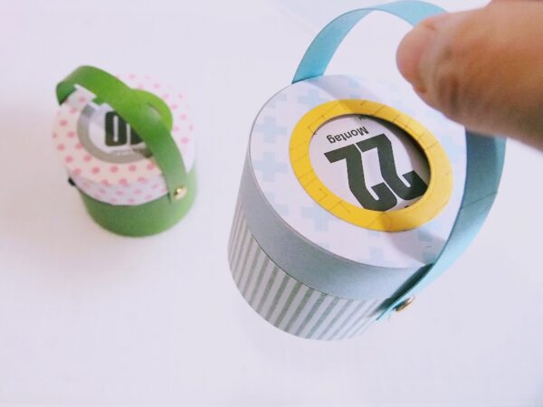 ティッシュの空き箱で作る持ち手とフタのついた丸い小物入れの作り方（完成形）