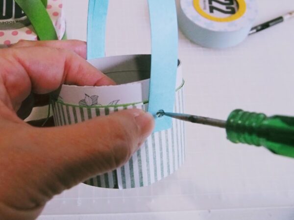 ティッシュの空き箱で作る持ち手とフタのついた丸い小物入れの作り方