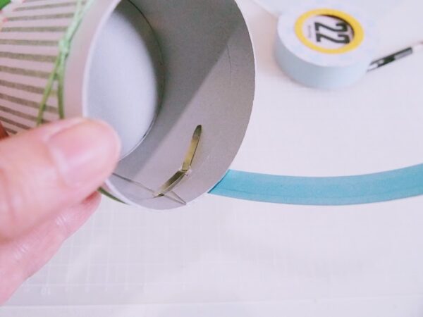 ティッシュの空き箱で作る持ち手とフタのついた丸い小物入れの作り方