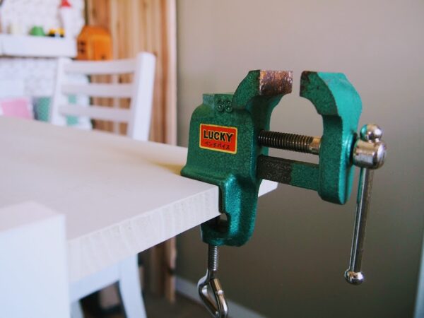 どんぐりリースの作り方（どんぐりに穴を開ける）