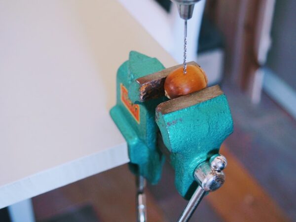 どんぐりリースの作り方（どんぐりに穴を開ける）