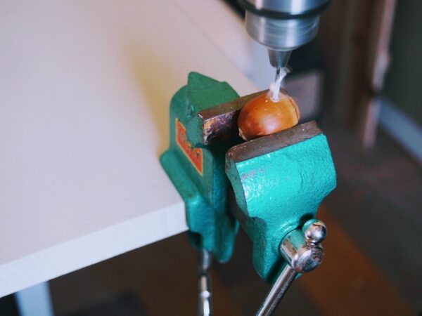 どんぐりリースの作り方（どんぐりに穴を開ける）