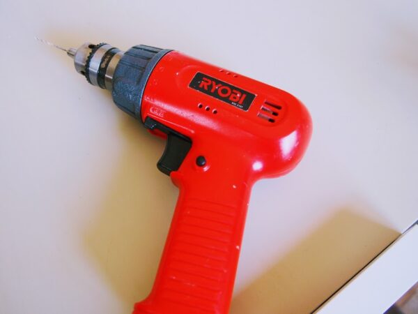どんぐりリースの作り方（どんぐりに穴を開ける）
